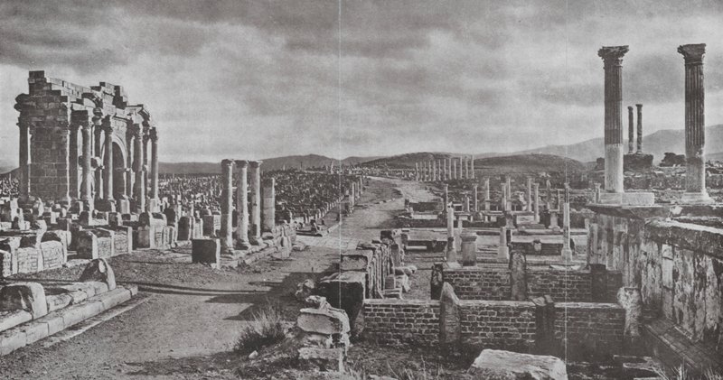 Timgad (s/hvitt bilde) av European Photographer