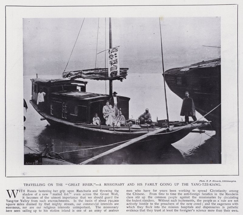 Reiser på "Great River", en misjonær og hans familie går opp Yang-tze-Kiang (s/hv-bilde) av European Photographer