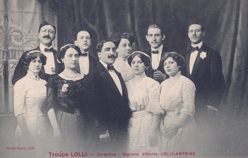 Vittoria Lolli-Antoine og troppen Lolli (s/h-bilde) av European Photographer