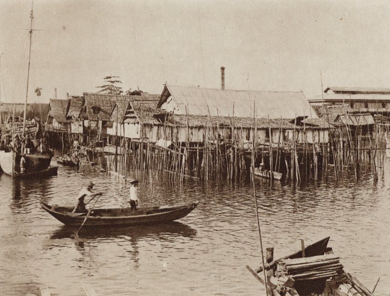 Fiskerhus på bygget på hauger over vann, Singapore (s/hv-bilde) av Ewing Galloway