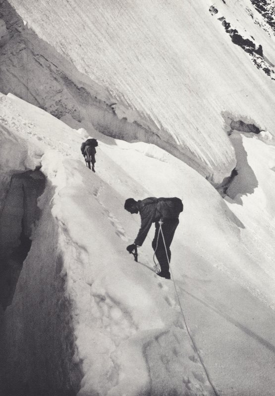 Pennine-alpene: Under Col de Tournanche (s/hvitt-bilde) av Francis Sydney Smythe