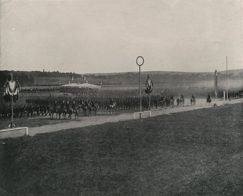 En militær gjennomgang på Longchamps (s/hv-bilde) av French Photographer