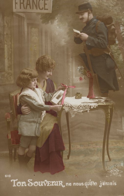 En mor og et barn forbereder et brev til sin soldatfar (tonet bilde) av French Photographer
