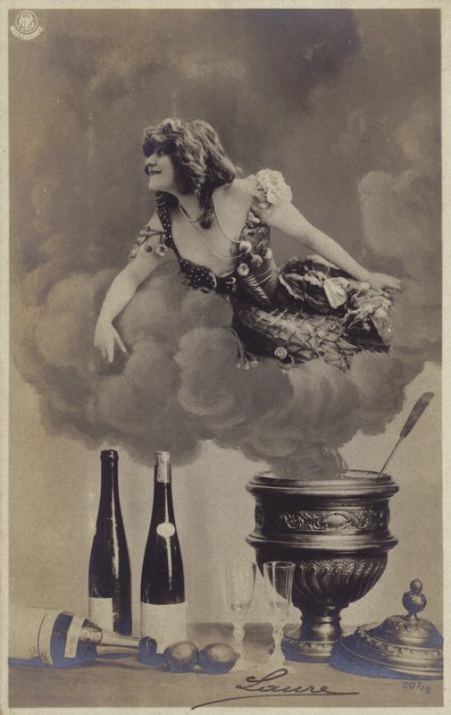 En ung kvinne som dukker opp fra dampen av en suppeterrin (fotokollasje) av French Photographer
