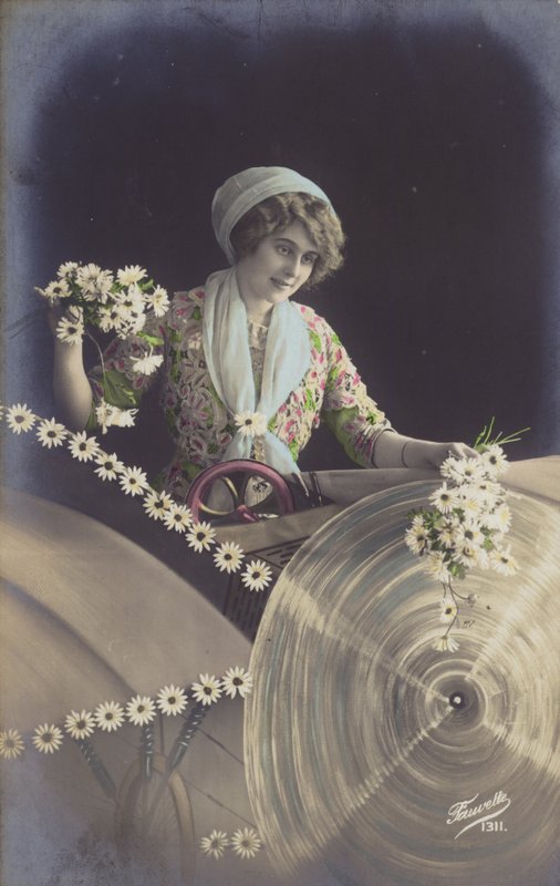 En ung kvinne som holder mange blomster og jobber på en fabrikk (tonet fotokollasje) av French Photographer