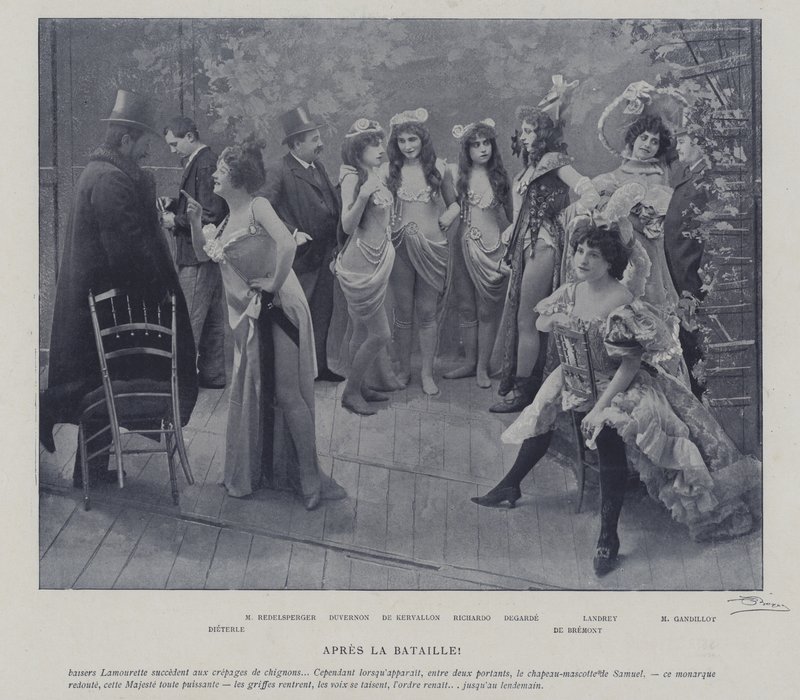 Skuespillerinner ved Theatre des Varietes, Paris, etter en forestilling (s/hv-bilde) av French Photographer