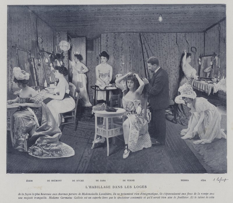 Skuespillerinner i garderobene til Theatre des Varietes, Paris (s/hvitt-bilde) av French Photographer