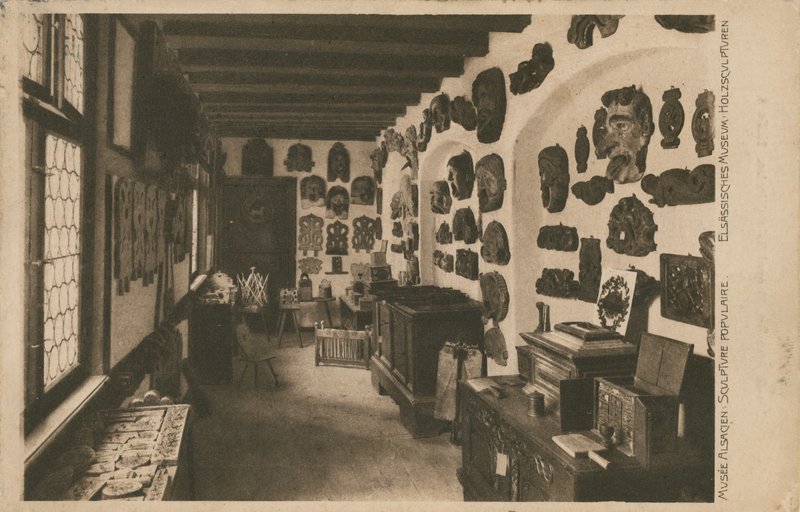 Alsace-museet med utstilling av treskulpturer. Postkort sendt i 1913. av French Photographer