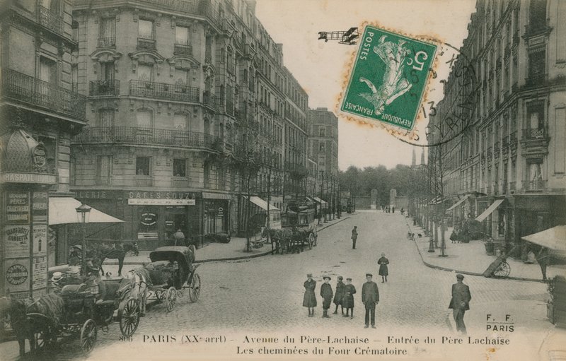 Avenue du Pere-Lachaise i det 20. arrondissementet i Paris, Frankrike. Gateutsikt med inngangen til Pere Lachaise kirkegård og skorsteinene til krematoriet. Postkort sendt i 1913. av French Photographer