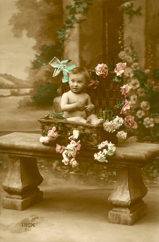 Baby i kurv av French Photographer