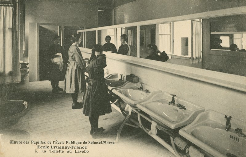 Bad på den offentlige skolen i Seine-et-Marne (s/hvitt bilde) av French Photographer