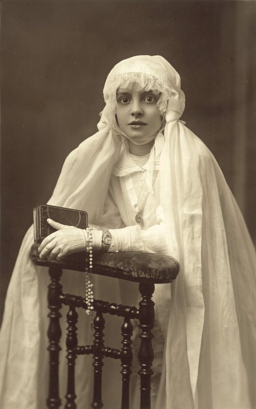 Vakker ung jente, kledd for sin første nattverd (s/hv-bilde) av French Photographer
