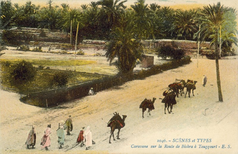 Caravan som reiser mellom Biskra og Touggourt, Algerie (fargebilde) av French Photographer