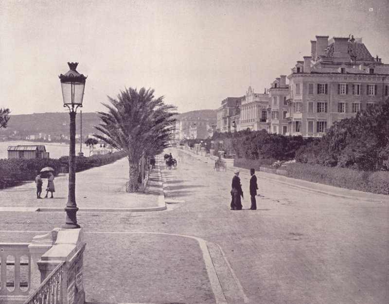 Midtseksjonen av den brede promenaden (s/hvitt-bilde) av French Photographer