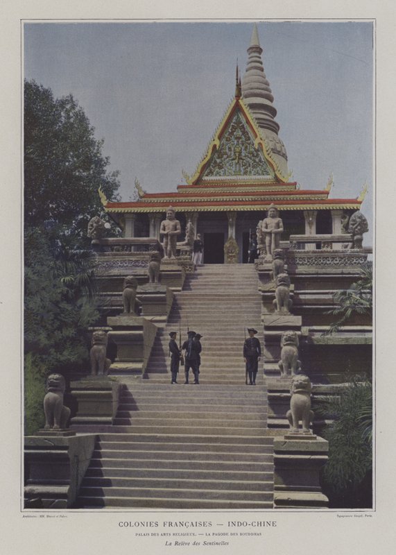 Vaktskifte ved buddhisttempelet i Indo-Kina-delen av Exposition Universelle 1900, Paris (fargebilde) av French Photographer