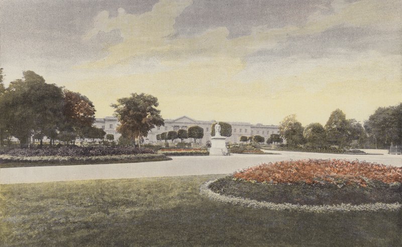 Compiegne, Fasade av palasset på den lille parken av French Photographer