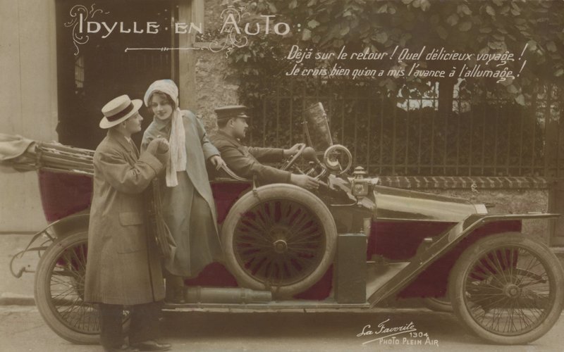 Par med en bil (fargebilde) av French Photographer