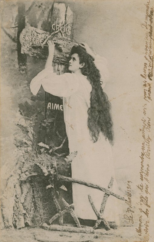 Crois Espere Aime (Believe Hope Love). Postkort sendt i 1913. Håndskrift på høyre kant er personlig melding mellom familiemedlemmer. av French Photographer