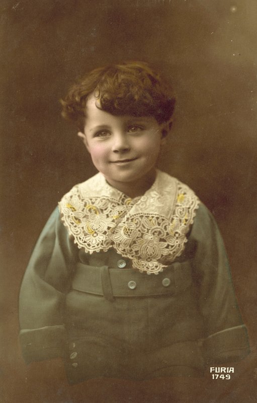 Søt gutt, med et stort smil (fargebilde) av French Photographer