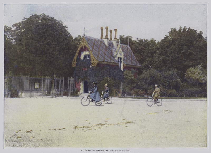 Syklister som sykler forbi Porte de Madrid i Bois de Boulogne, Paris (fargebilde) av French Photographer