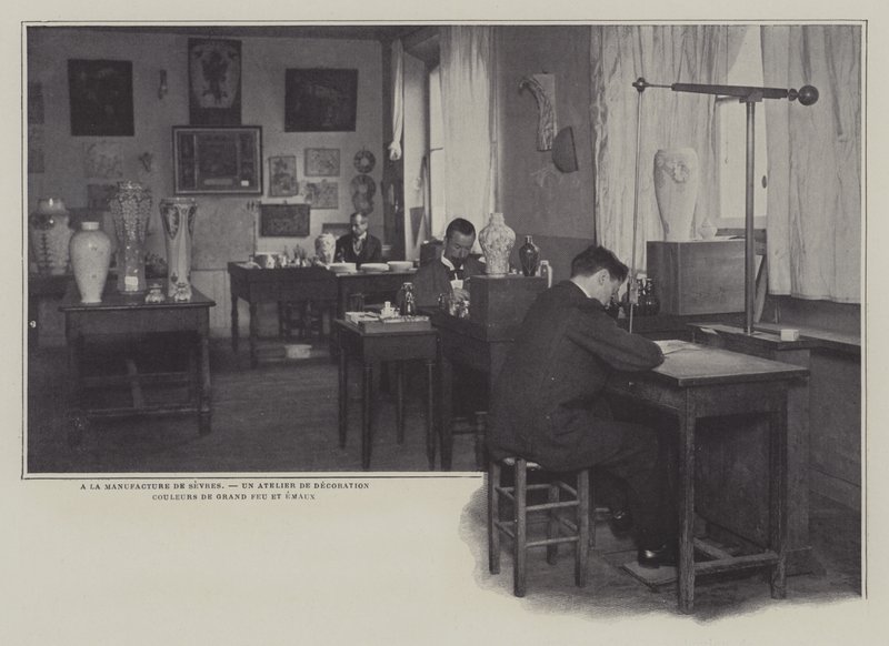 Utsmykningsverksted ved Sevres porselensfabrikk, Frankrike (s/hvitt-bilde) av French Photographer