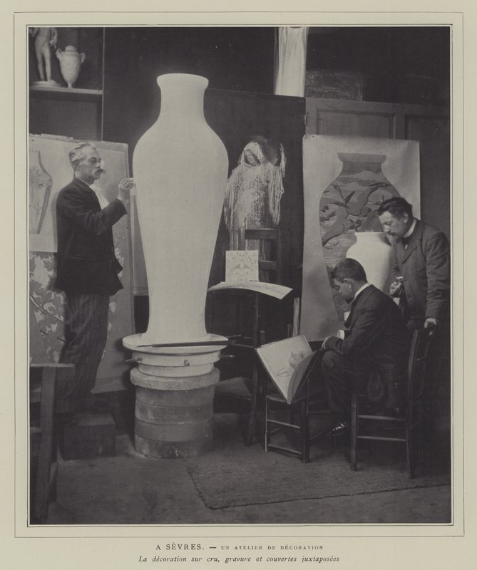 Utsmykningsverksted ved Sevres porselensfabrikk, Frankrike (s/hvitt-bilde) av French Photographer