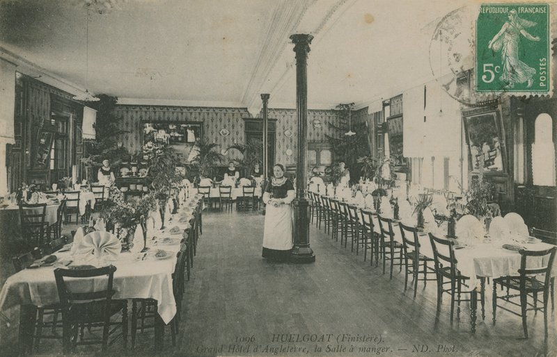 Spisesalen på Grand Hotel dAngleterre, Huelgoat, Bretagne. Postkort sendt i 1913. av French Photographer