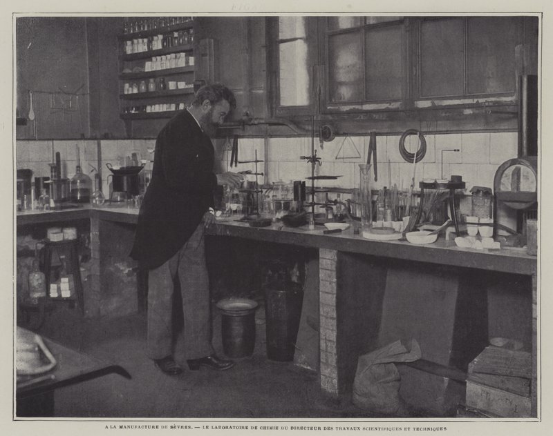 Direktør for vitenskapelige og tekniske arbeider i kjemilaboratoriet ved Sevres porselensfabrikk, Frankrike (s/hvitt-bilde) av French Photographer