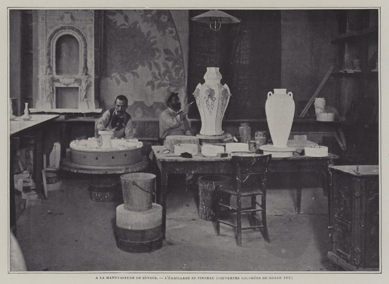 Emaljering med pensel på Sevres porselensfabrikk, Frankrike (s/hv-bilde) av French Photographer