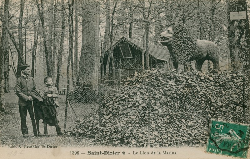 Far og sønn ser på løveskulptur i Saint Dizier. Postkort sendt i 1913. Utgitt av Library of A Gauthier. av French Photographer