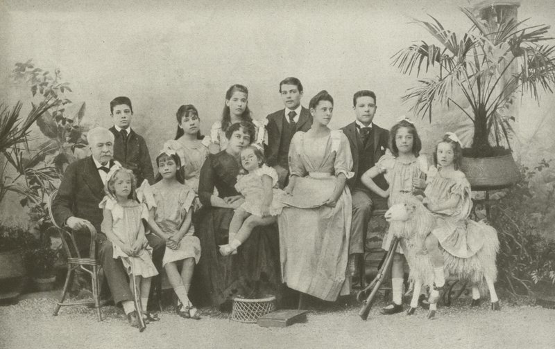 Ferdinand De Lesseps, med sin kone og barn (s/hv-bilde) av French Photographer