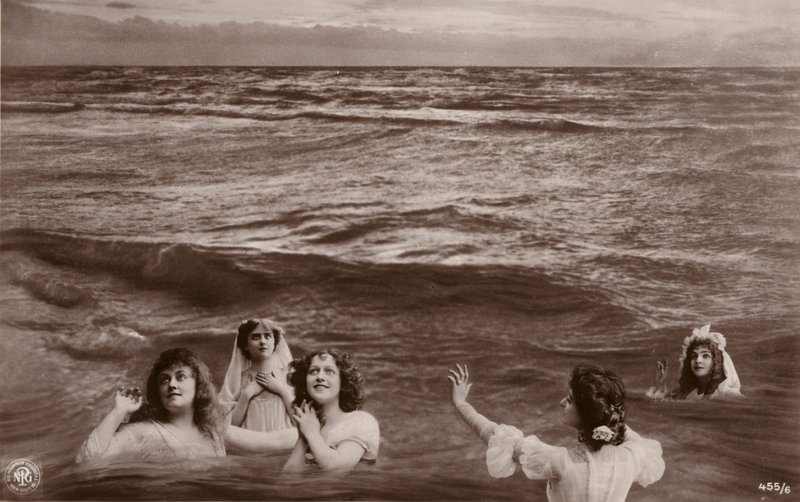 Fem kledde kvinner i havet (fotokollasje) av French Photographer