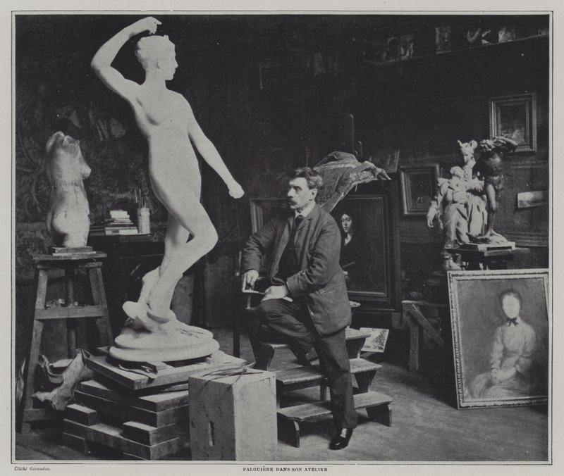 Den franske maleren og skulptøren Alexandre Falguiere i studioet hans (s/hv-bilde) av French Photographer
