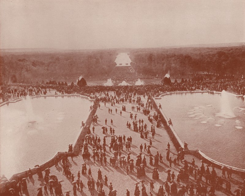 Generell utsikt, fra palasset, av Grandes Eaux, Versailles (s/hvitt-bilde) av French Photographer