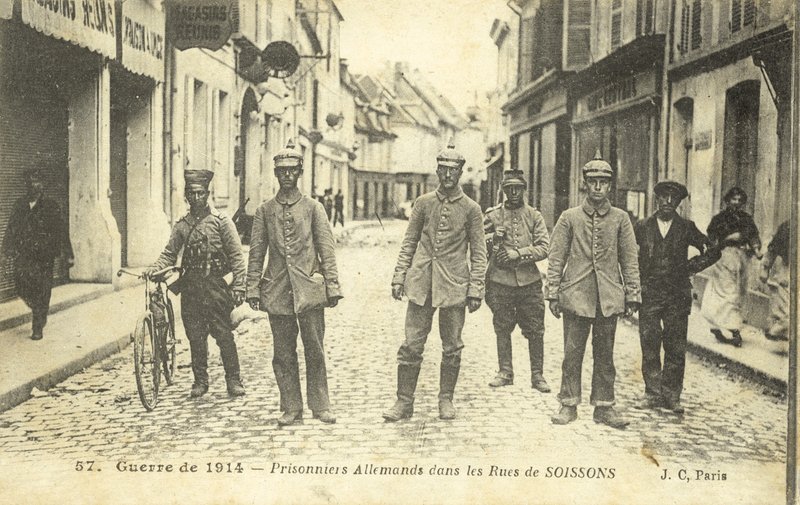 Tyske fanger på gatene i Soissons, Frankrike, første verdenskrig (s/h-bilde) av French Photographer