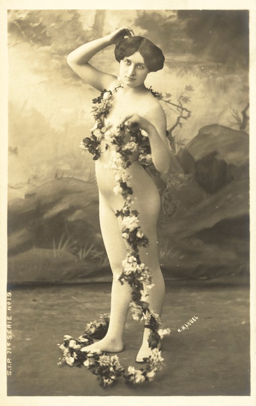 Jente i kroppsstrømpe holder krans av blomster av French Photographer