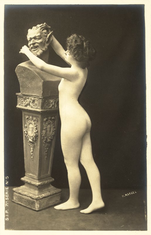 Jente i kroppsstrømpe legger merke til bysten av satyr av French Photographer