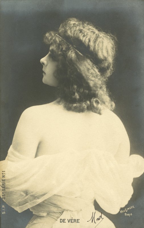 Jente ser over skulderen (s/hvitt bilde) av French Photographer