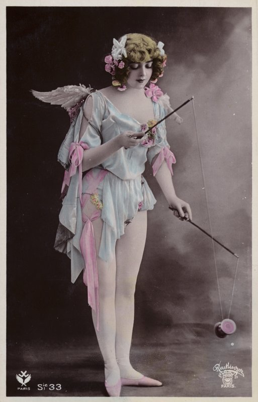 Jente som leker med diabolo av French Photographer
