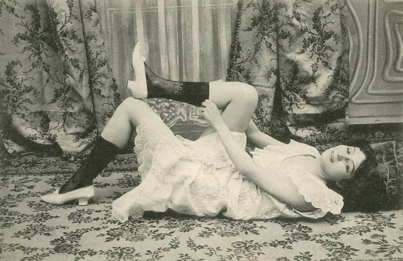 Jente som drar opp sokkene (s/hvitt-bilde) av French Photographer