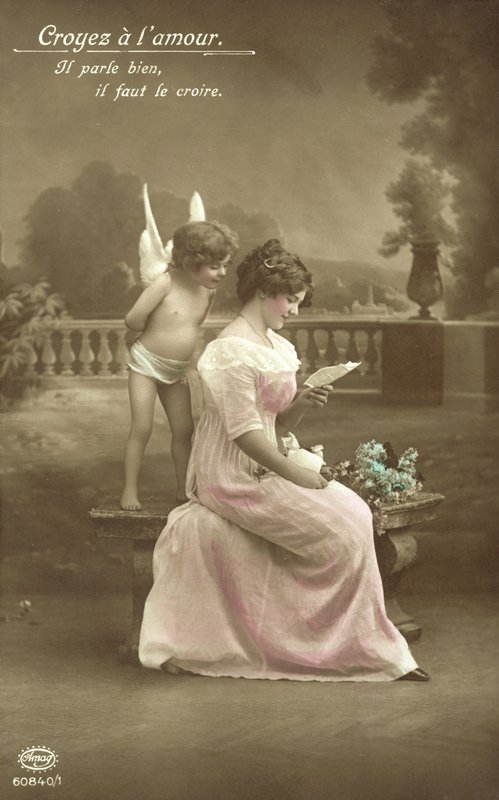 Jente som leser et kjærlighetsbrev, med Amor som ser over skulderen hennes av French Photographer