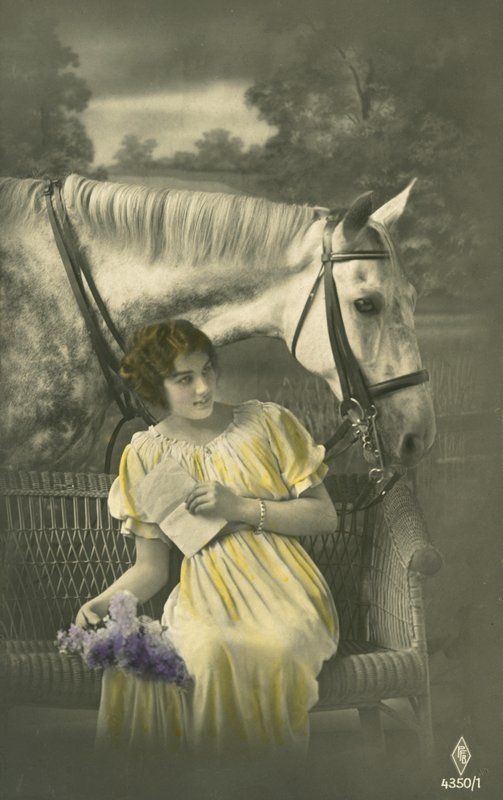 Jente sitter på sofaen med hvit hest bak (fargebilde) av French Photographer