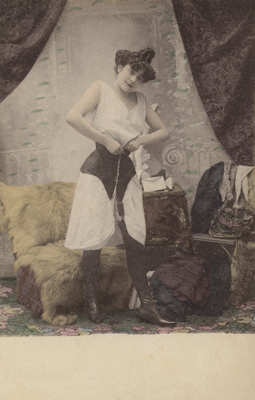 Jente som løsner korsettet sitt av French Photographer