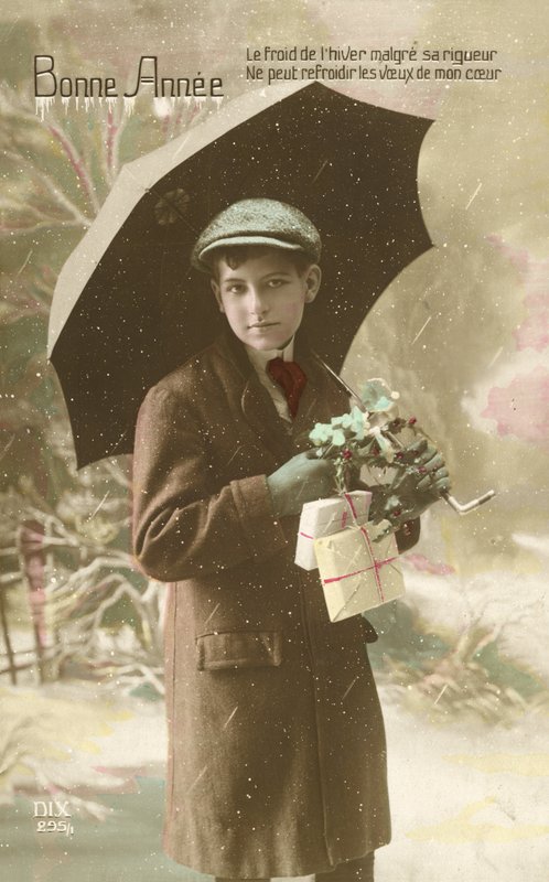 Kjekk, velkledd gutt, stående i snø med paraply (fargebilde) av French Photographer