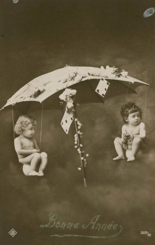 Godt nyttårskort med to babyer hengende fra en paraply, sendt i 1913 av French Photographer
