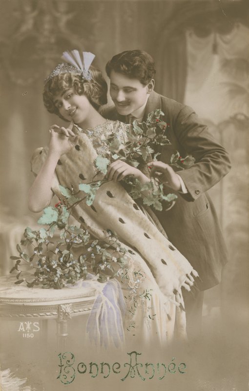 Godt nyttårskort med romantisk par som holder misteltein, 1913 (håndfarget fotografi) av French Photographer