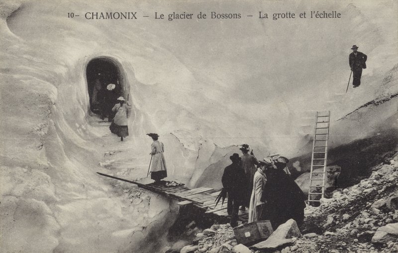 Isgrotte og stige, Bossons Glacier, Chamonix, Frankrike (s/hvitt bilde) av French Photographer