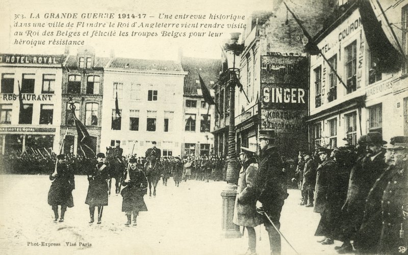 Kong George V og kong Albert I besøker en landsby i Flandern (s/hv-bilde) av French Photographer