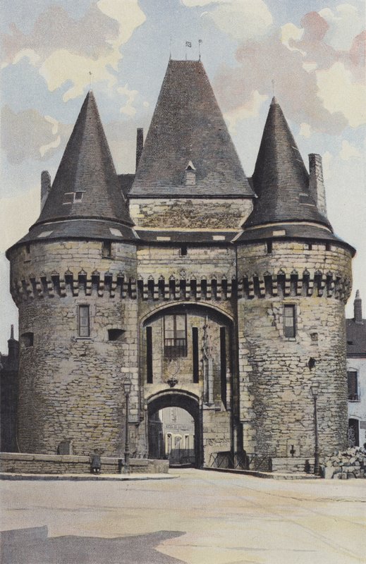 La Ferte-Bernard, byporten, inngangssiden (rådhuset) av French Photographer