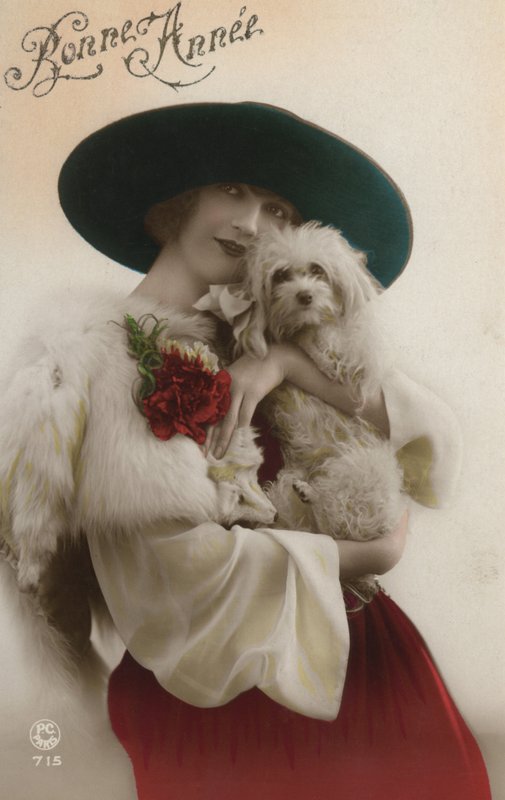 Dame som holder en liten hund av French Photographer